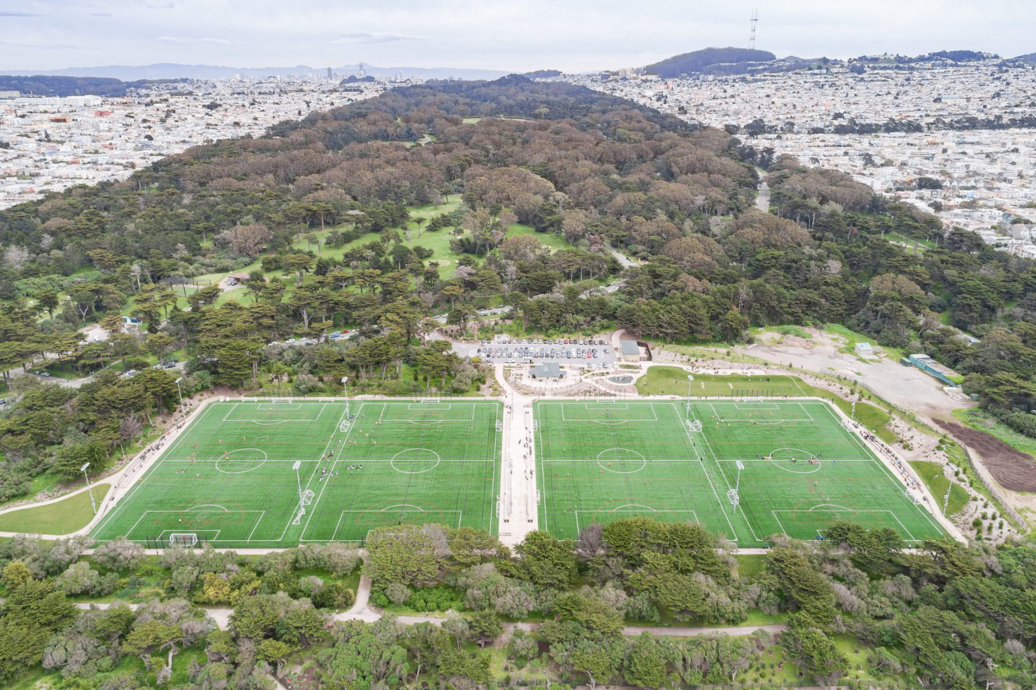 Los campos de fútbol más extraños del mundo: una historia sobre aquellos lugares donde se jugaba al fútbol sobre hielo, arena y tejados.
